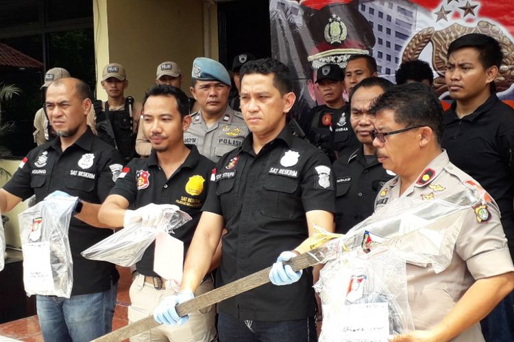 Kasat Reskrim Polres Metro Jakarta Barat AKBP Edy Suranta Sitepu menunjukkan barang bukti pengeroyokan di Diskotek Bandara, Selasa (20/11/2018).
