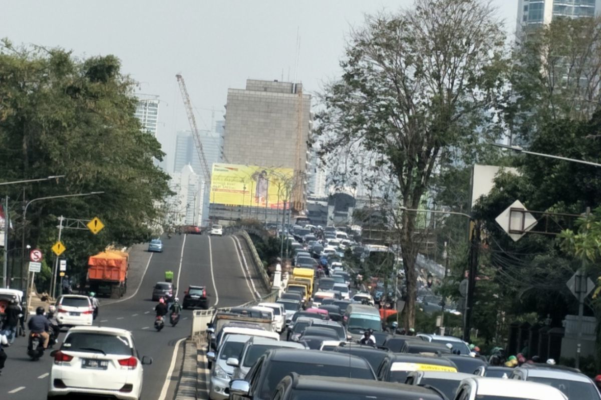 Padatnya Jalan HOS Cokroaminoto saat pendaftaran Pilpres Prabowo Subianto-Sandiaga Uno, Jumat (10/8/2018)