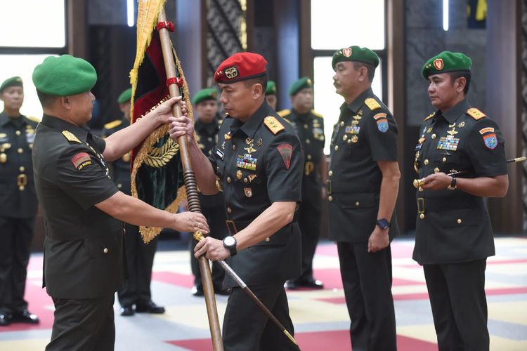 Empat jabatan strategis di TNI Angkatan Darat (AD) resmi berganti setelah Kepala Staf Angkatan Darat (KSAD) Jenderal Dudung Abdurachman memimpin serah terima jabatan (sertijab) di Mabesad, Jakarta, pada Jumat (28/4/2023). Empat jabatan strategis itu Asisten Operasi (Asops) KSAD, Panglima Kodam (Pangdam) XII/Tanjungpura, Komandan Jenderal (Danjen) Komando Pasukan Khusus (Kopassus), dan Direktur Hukum TNI AD (Dirkumad). Dudung menyerahkan tongkat komando Kopassus ke Danjen Kopassus yang baru, Mayjen TNI Deddy Suryadi.