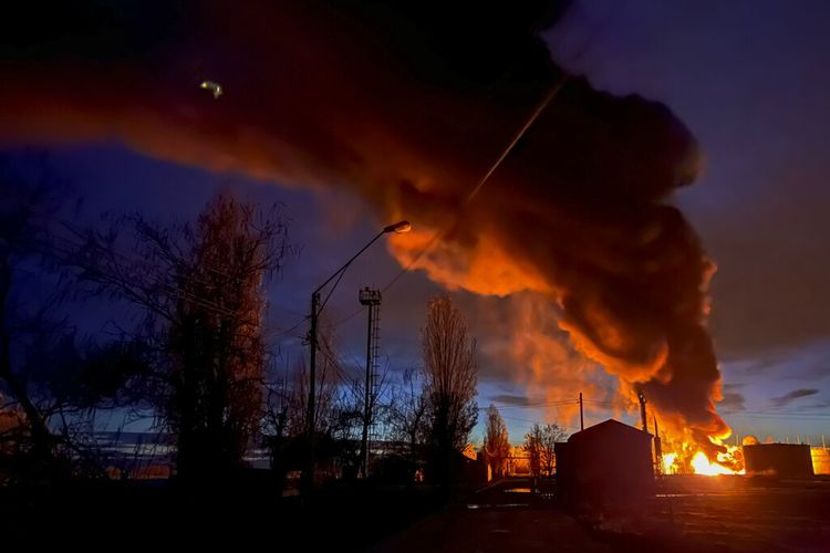 Kepulan asap mengepul saat terjadi kebakaran akibat serangan Rusia di Kherson, Ukraina selatan, Sabtu, 19 November 2022.