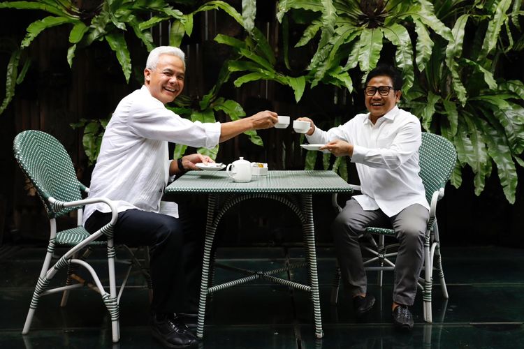 Bakal calon presiden (bacapres) PDI-P Ganjar Pranowo bertemu dengan Ketua Umum PKB Muhaimin Iskandar atau Cak Imin di sebuah kafe kawasan Jakarta Selatan, Jumat (18/8/2023) siang.