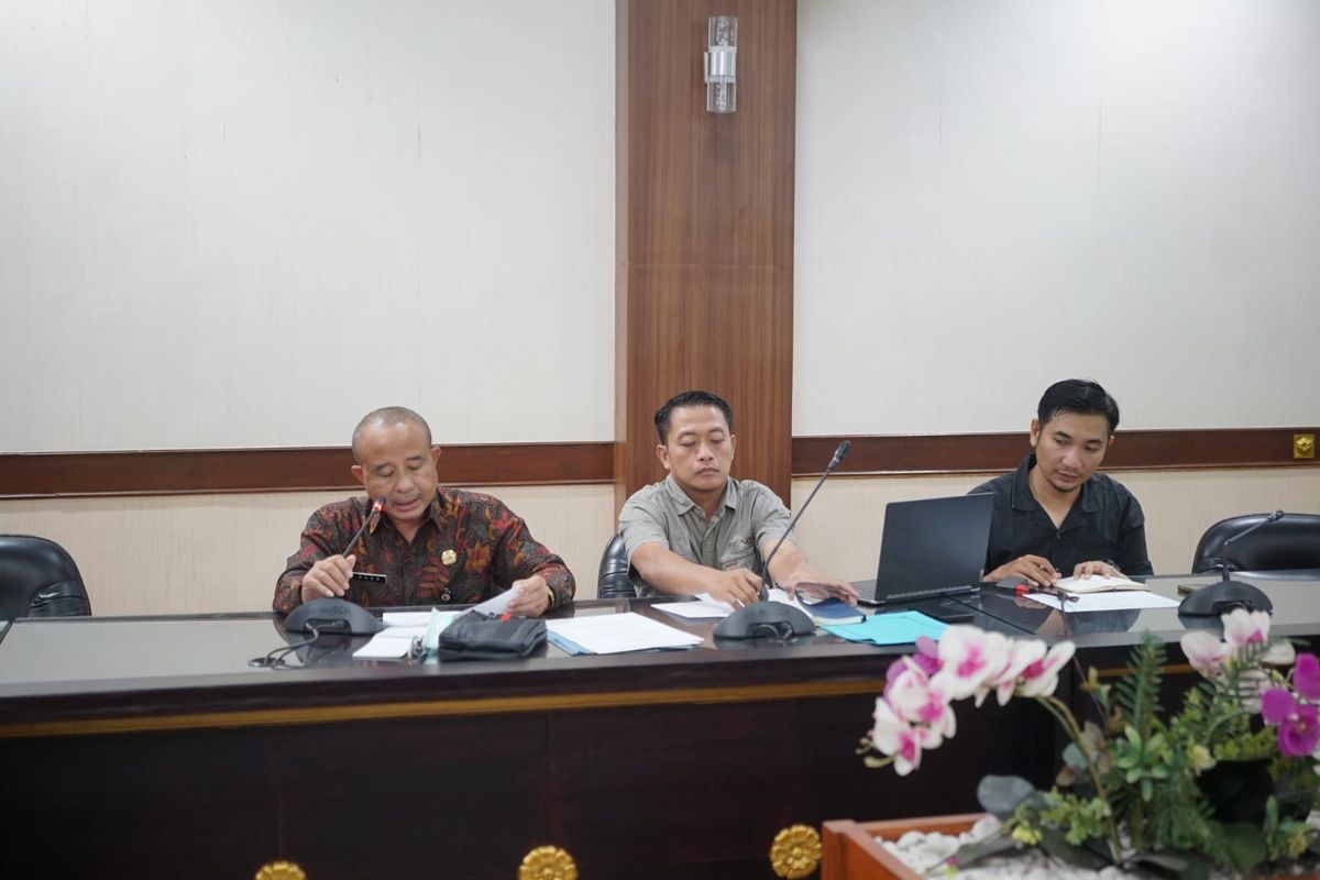 Kepala BKPSDM Jember Sukowinarno (pakai batik)