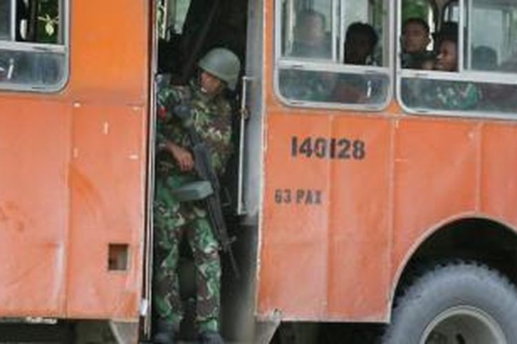 Seorang prajurit Indonesia tengah berpatroli di sekitar Timika, Papua.