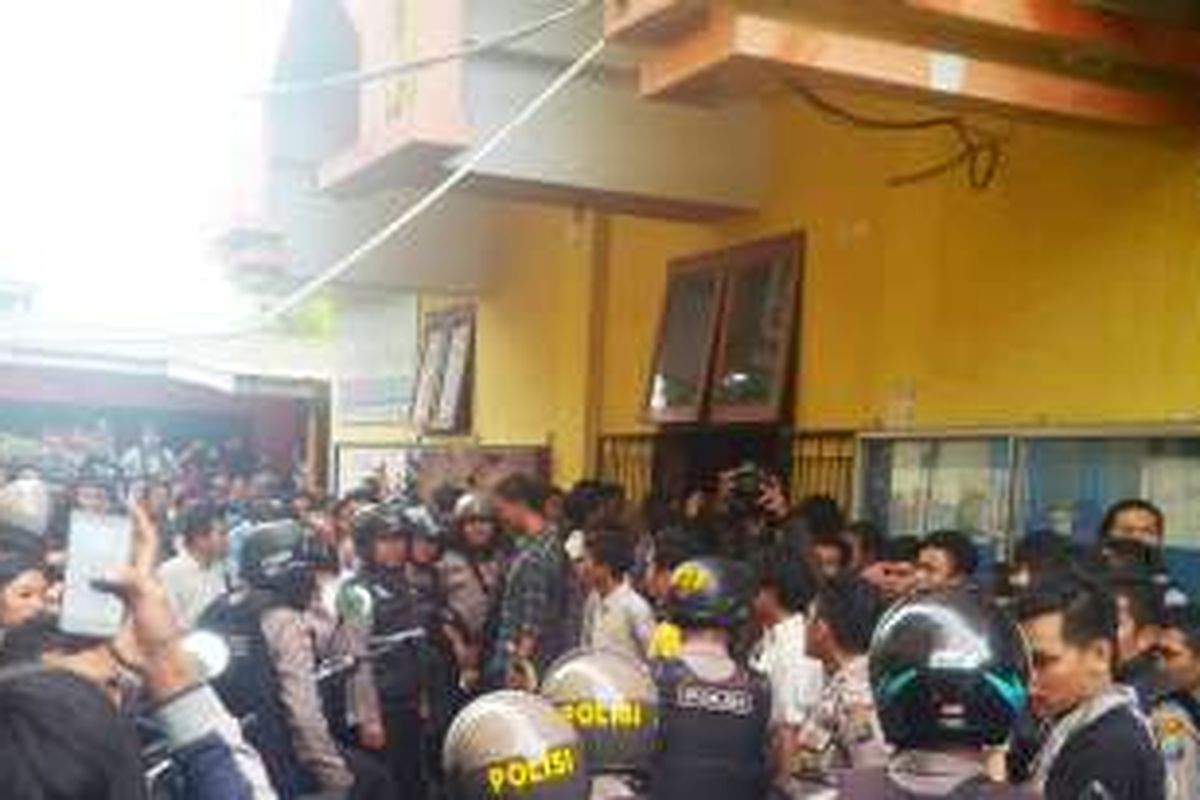 Ratusan mahasiswa FKIP UMSU menunggu pelaku keluar dari kamar mandi. Polisi sempat kesulitan untuk mengamankan pelaku karena ratusan mahasiswa ingin menghajarnya, Senin (2/5/2016)
