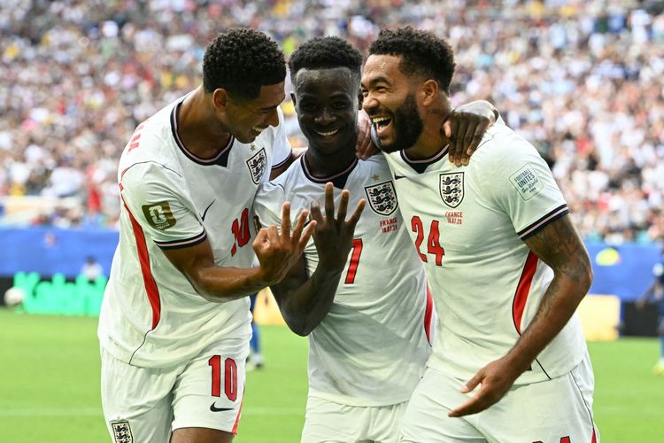 Penyerang Timnas Inggris, Bukayo Saka (tengah), merayakan gol kelima timnya bersama rekan setimnya, Jude Bellingham dan Reece James, dalam pertandingan perebutan tempat ketiga Piala Dunia 2026 antara Perancis vs Inggris di Miami Stadium, Miami, pada Minggu (19/7/2026) pagi WIB.