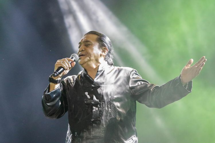 Penyanyi Didi Kempot tampil di hari pertama Synchronize Festival 2019 di JI Expo Kemayoran, Jakarta, Jumat (4/10/2019).