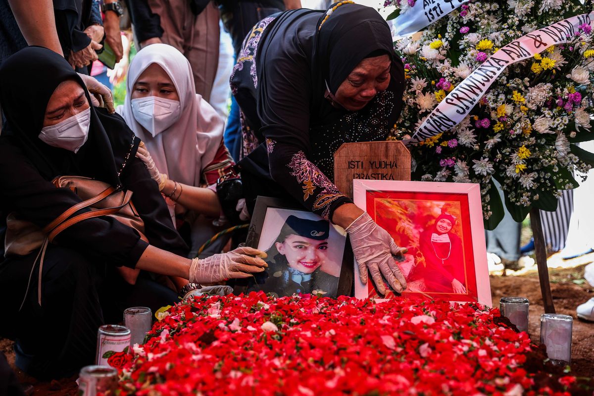 Suasana pemakaman pramugari Isti Yudha Prastika korban kecelakaan pesawat Sriwijaya Air SJ 182 di TPU Pondok Petir, Depok, Jawa Barat, Sabtu (16/1/2021). Pramugari Nam Air, Isti Yudha Prastika yang menjadi salah satu ekstra kru Sriwijaya Air SJ-182 dalam penerbangan rute Jakarta-Pontianak berhasil diidentifikasi oleh Tim Disaster Victim Identification (DVI) Polri.