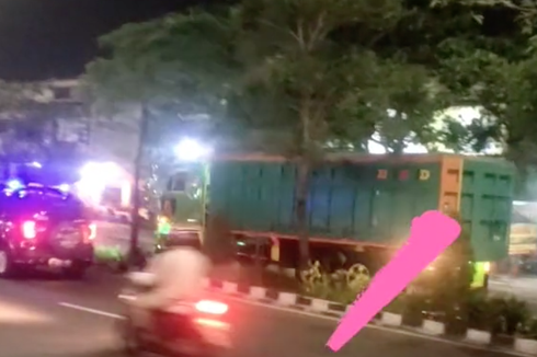 Viral, Video Truk Pasir Nekat Lawan Arus di Tangerang Selatan