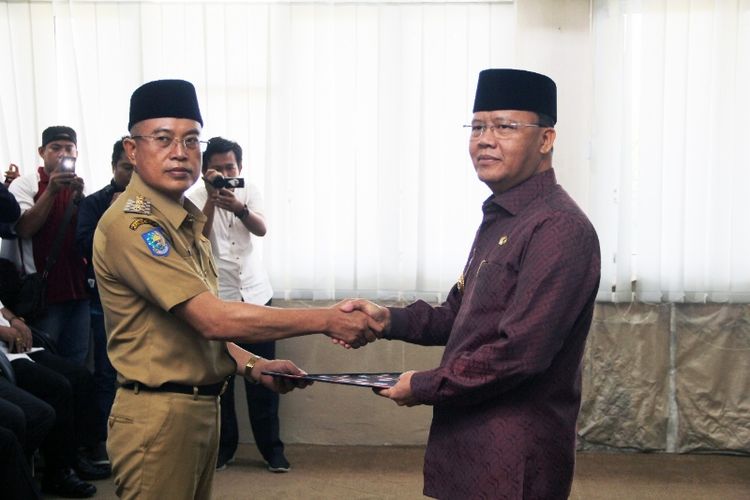 Wakil Bupati Bengkulu Selatan Gusnan Mulyadi (berpakaian dinas) menerima SK Plt dari Plt.Gubernur Bengkulu, Rohidin Mersyah 