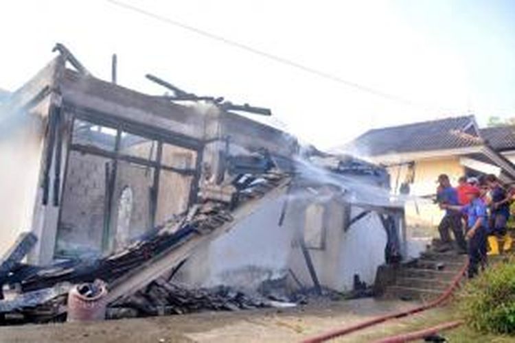 Sejumlah petugas pemadam kebakaran berusaha memadamkan api yang telah membakar satu unit rumah dinas dosen Akademi Gizi Kendari.