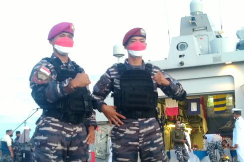 Dua Prajurit TNI AL Kibarkan Merah Putih di Suar Karang Unarang, Ini Pesannya