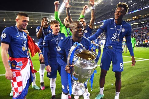 VIDEO - N'Golo Kante Malu-malu Saat Lewati Trofi Liga Champions