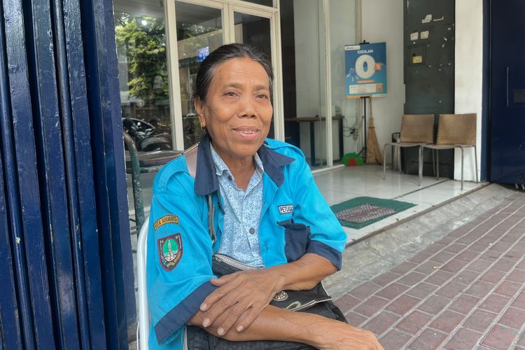 15 Tahun Jadi Jukir, Lansia Perempuan 63 Tahun Bertahan dengan Rp 30.000 Sehari