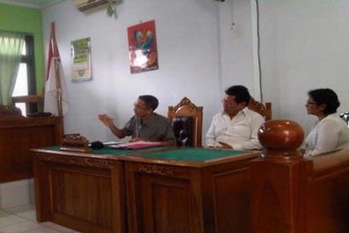 Mertua Wakil Wali Kota yang juga mantan Ketua KONI Kota Tangerang, Rusman Umar, bersama pasangan pesta narkoba mengikuti persidangan di Pengadilan Negeri Tangerang, Selasa (23/8/2011). 