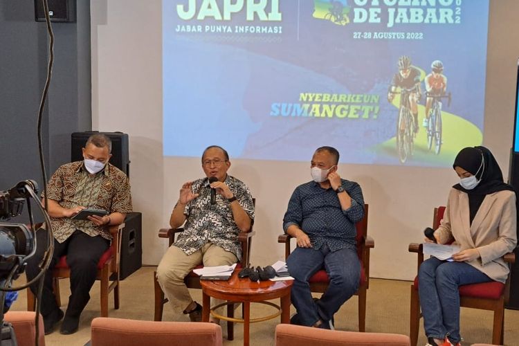 Asisten Administrasi Umum Setda Provinsi Jawa Barat, Ferry Sofwan Arif (kedua dari kiri) bersama Redaktur Pelaksana Harian Kompas Adi Pranantyo (ketiga dari kiri) saat menggelar konferensi pers kegiatan Cycling de Jabar di Gedung Sate, Kota Bsndung, Jawa Barat, Jumat (12/8/2022).