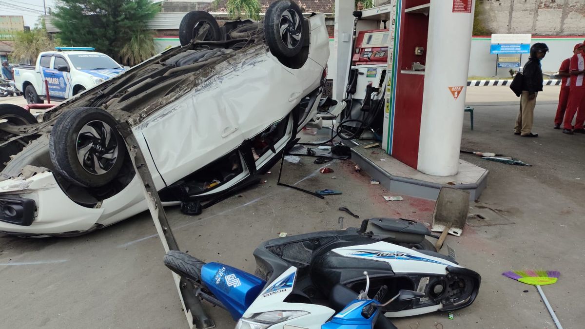 [KLARIFIKASI] Penjelasan Foto Mobil Putih Terbalik di SPBU Pertamina