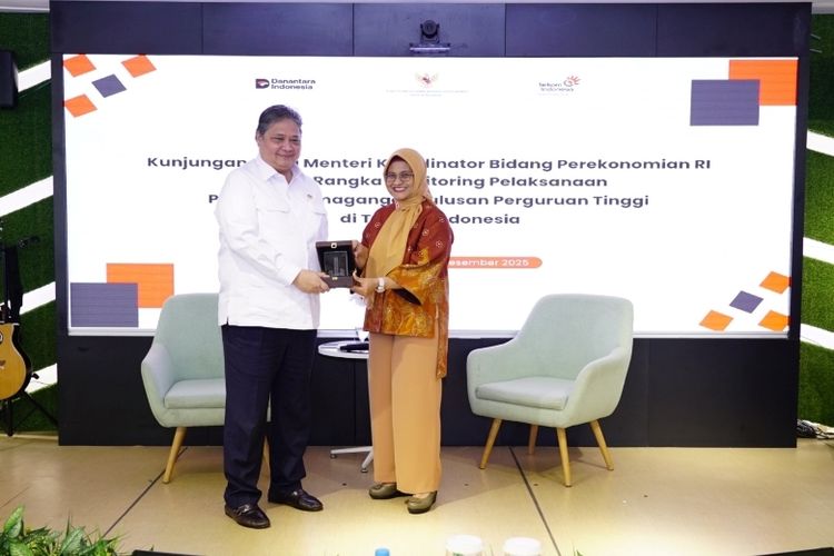 Direktur Utama Telkom Dian Siswarini (kanan) saat memberikan cinderamata kepada Menteri Koordinator Bidang Perekonomian RI (Menko Perekonomian) Airlangga Hartarto (kiri) saat acara monitoring pelaksanaan program pemagangan lulusan perguruan tinggi di lingkungan TelkomGroup yang berlokasi di Telkom Landmark Tower (TLT) Jakarta, Selasa (2/12/2025). 