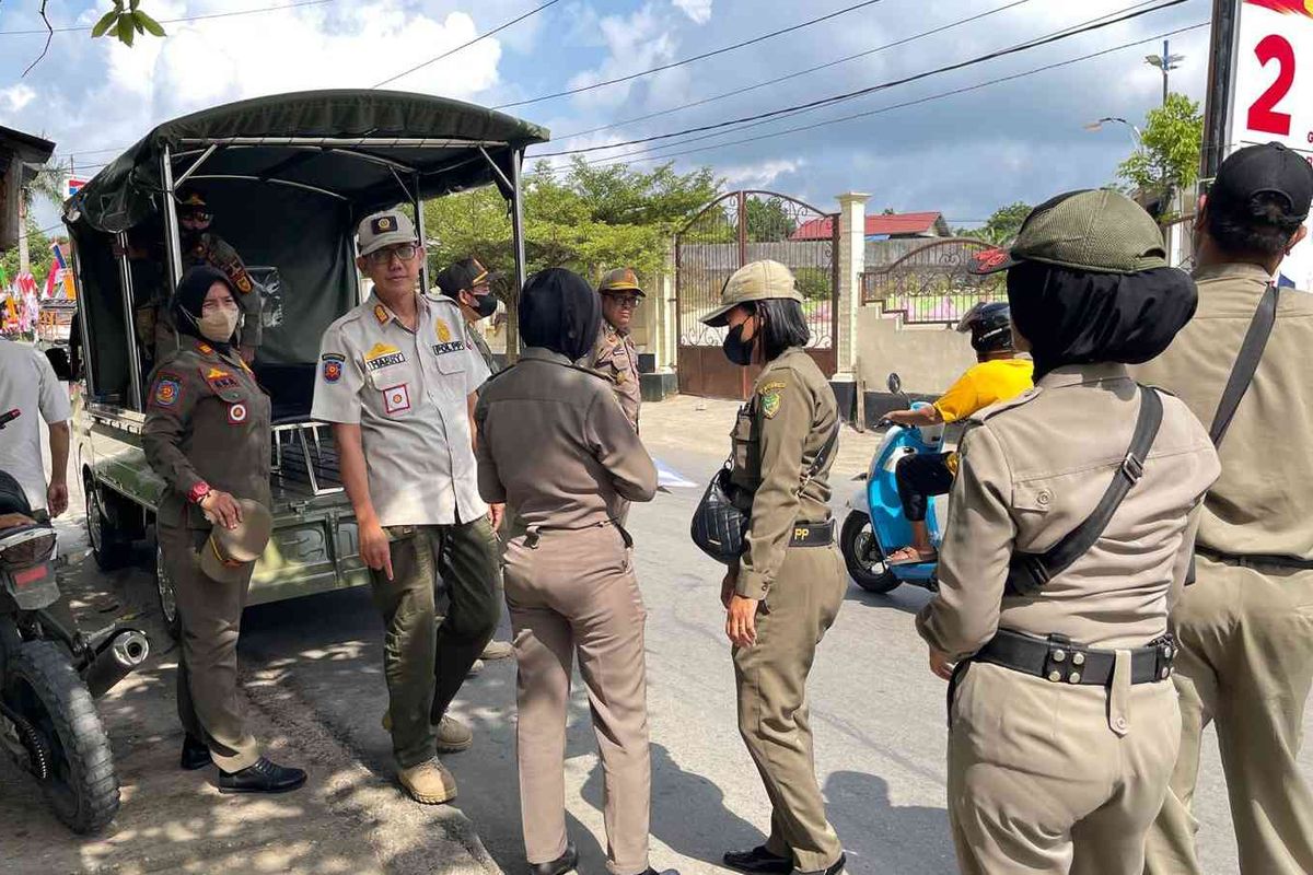 Satuan Polisi Pamong Praja (Satpol PP) saat sedang menjalankan tugas di lapangan.