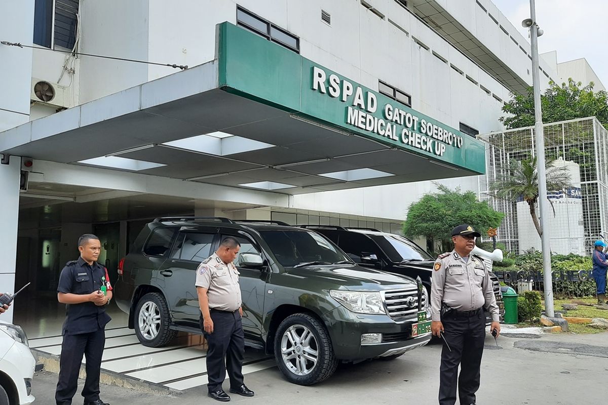 Suasana di depan gedung Medical Check Up, RSPAD Gatot Soebroto, Jakarta Pusat, Selasa (3/12/2019), saat Kapolda Metro Jaya Irjen Gatot Eddy Pramono dan Pangdam Jaya Mayjen TNI Eko Margiyono menjenguk korban ledakan di Monas.