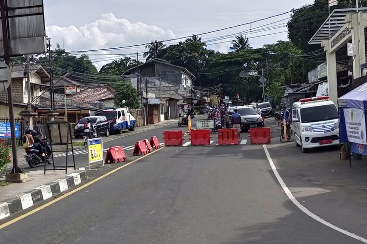 Petugas kepolisian menerapkan pola rekayasa lalu lintas sistem one way atau satu arah ke bawah Jakarta di Simpang Gadog, Ciawi, Kabupaten Bogor, Jawa Barat, Sabtu (1/1/2022).