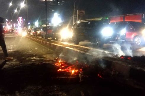 Demo Tolak Omnibus Law di Makassar Berlangsung hingga Malam, Mahasiswa Tutup Jalan