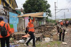 PT KAI Tertibkan Bangunan Liar di Sekitar Jalur Kereta Menuju Stasiun Angke dan Kampung Bandan