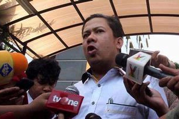 Ketua DPP Partai Keadilan Sejahtera Fahri Hamzah, memberi penjelasan kepada wartawan saat rehat rapat Majelis Syuro di DPP PKS, Jakarta, Minggu (12/5/2013). Menurut Fahri, hadir dalam rapat kali ini Ketua Majelis Syuro PKS Hilmi Aminuddin dan  Presiden Partai Keadilan Sejahtera (PKS) Anis Matta. Rapat Majelis Syuro PKS membahas strategi pemenangan Pemilu 2014 juga  tak secara khusus membahas kasus impor daging sapi yang menyeret eks Presiden PKS Luthfi Hasan Ishaaq.

