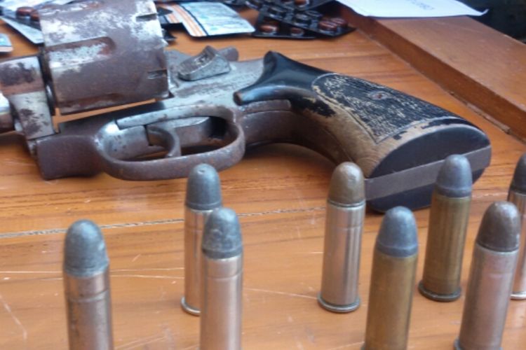 Polisi hati-hati dan teliti ketika menghancurkan pistol beserta 10 pelurunya di pemusnahan barang bukti yang berlangsung di halaman kantor Kejaksaan Negeri Kulon Progo, Daerah Istimewa Yogyakarta.