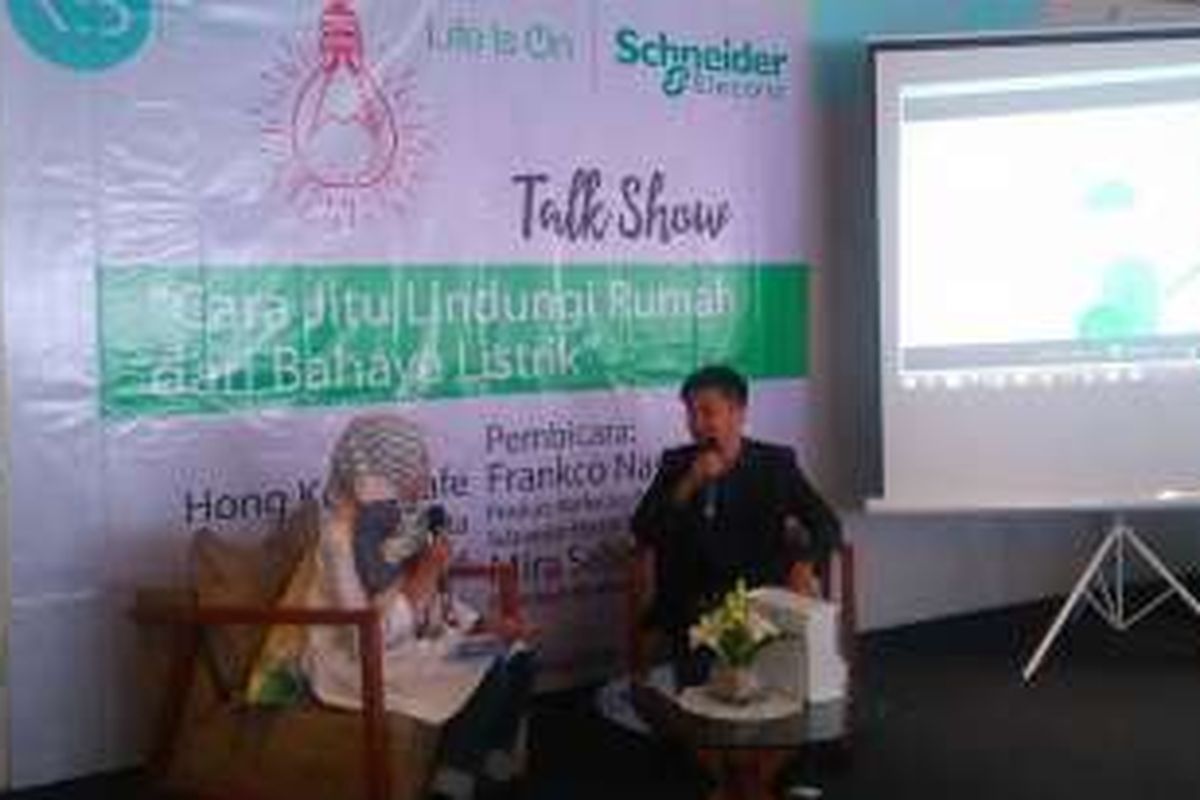 Founder Kumpulan Emak Blogger (KEB) Mira Sahid bersama Product Marketing Partner Retail Business Schneider Electric Frankco Nasarino berbincang mengenai cara jitu lindungi rumah dari bahaya listrik di hadapan anggota KEB di Jakarta, Sabtu (1/10/2016).