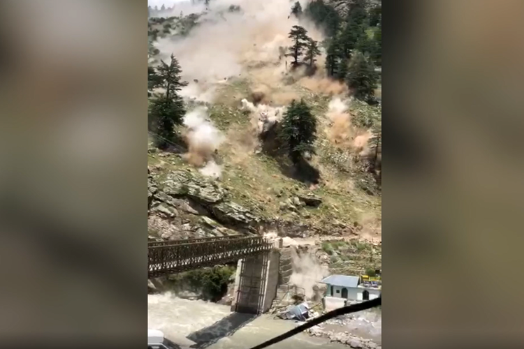 Dalam video yang dibagikan di Twitter, batu-batu besar terlihat menabrak kendaraan yang diparkir, dan menyebabkan jembatan runtuh di distrik Kinnaur, India pada Minggu (25/7/2021).
