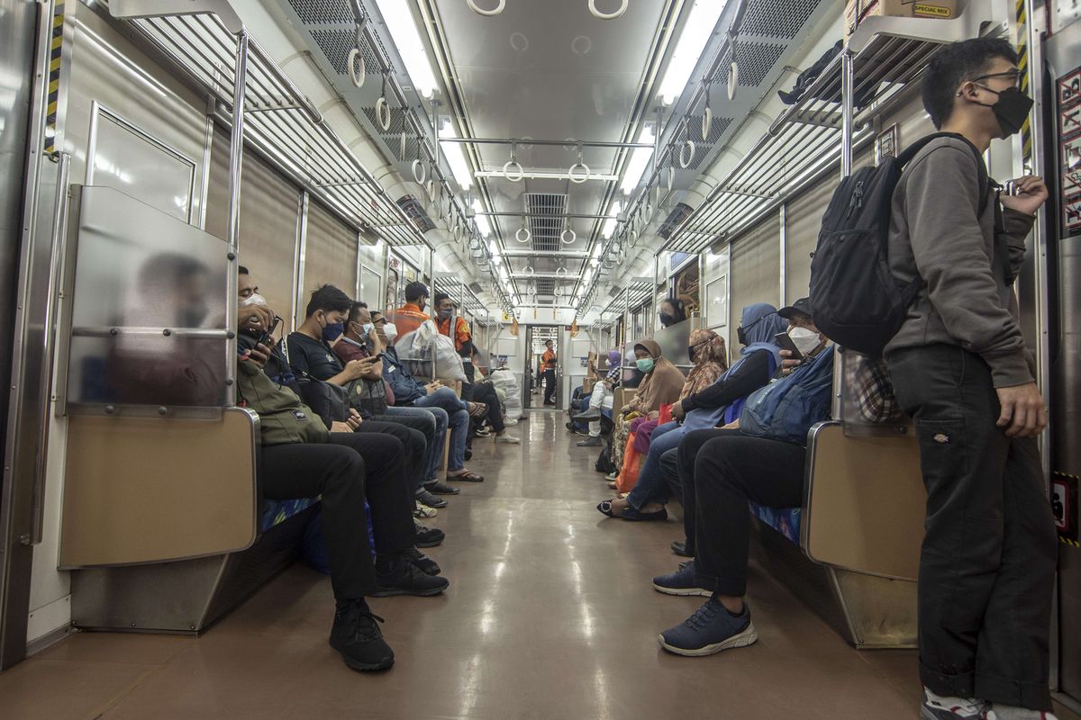 Penumpang duduk tanpa berjarak di dalam KRL Commuter Line, Jakarta, Rabu (9/3/2022). Pemerintah menerbitkan aturan baru naik KRL yaitu tempat duduk tanpa jarak, peningkatan kapasitas hingga 60 persen, balita dibolehkan naik dengan didampingi orang tua, wajib memakai masker, dilarang berbicara dan sudah divaksin COVID-19.