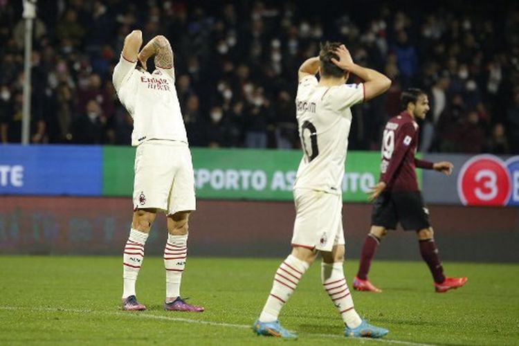 Olivier Giroud (kir) terlihat kecewa setelah gagal menyelesaikan peluang pada laga pekan ke-26 Liga Italia yang mempertemukan Salernitana vs AC Milan di Stadion Arechi, Minggu (20/2/2022) dini hari WIB. Hasil Salernitana vs Milan imbang 2-2.