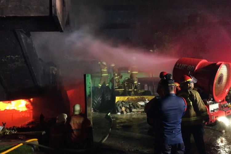 Dinas Penanggulangan Kebakaran dan Penyelamatan DKI Jakarta mengerahkan unit robot pemadam kebakaran LUF 60 untuk memadamkan kebakaran di kawasan Blok C Pasar Minggu, Jakarta Selatan, Senin (12/4/2021) malam.