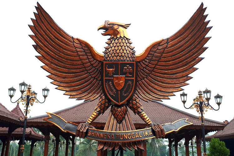 Patung Garuda Pancasila dengan tulisan Bhinneka Tunggal Ika tersemat dalam genggaman cakarnya. Gambar diambil di Magelang, Jawa Tengah, pada 16 Oktober 2020.