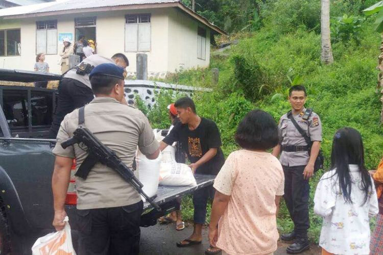 Satua Brimob Polda Gorontalo melakukan pemeriksaan kendaraan yang melintasi perbatasan Gorontalo dengan Sulawesi Utara. Operasi militer Filipina di Marawi dikhawatirkan mempengaruhi keamanan di wilayah sekitarnya