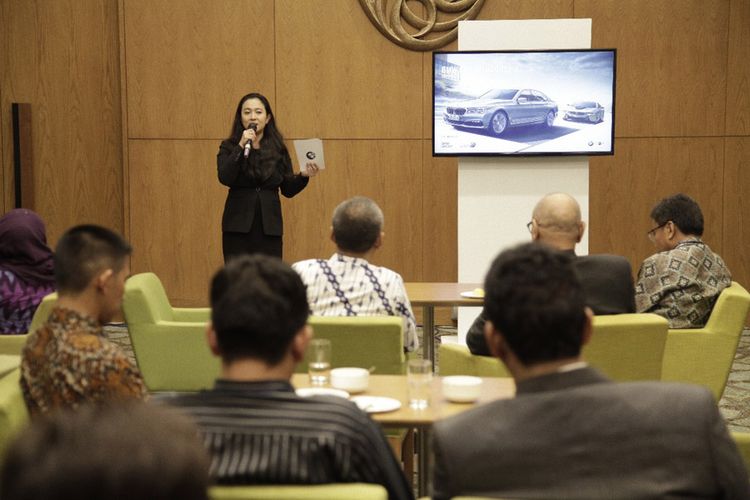 Jodie O’tania, Vice President Corporate Communications BMW Group Indonesia paparkan visi dan misi BMW di bidang electromobility di hadapan berbagai pemangku kepentingan industri otomotif Indonesia.