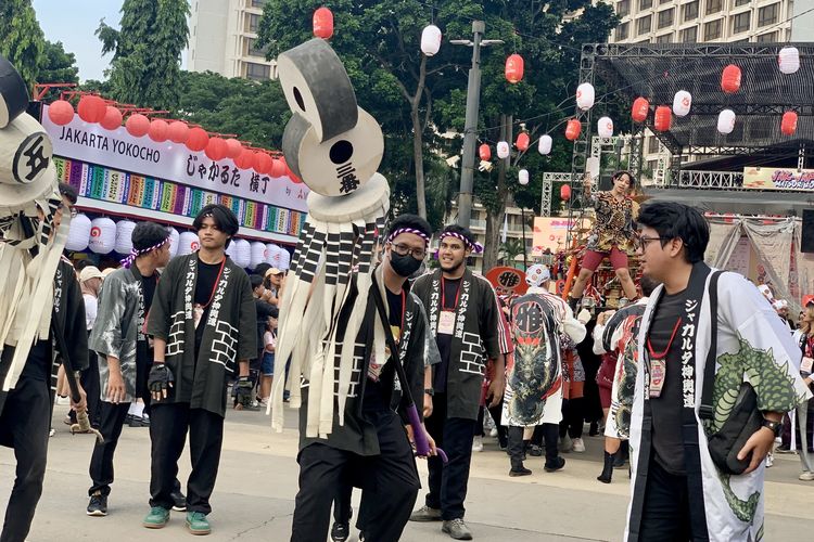 Omikoshi atau mikoshi merupakan tandu suci tradisional jepang yang digunakan dalam festival, termasuk Festival Jak-Japan Matsuri 2025. Masyarakat Jepang meyakini bahwa dewa sementara bersemayam di dalam omikoshi, sementara masyarakat mengusung dewa keliling kota.