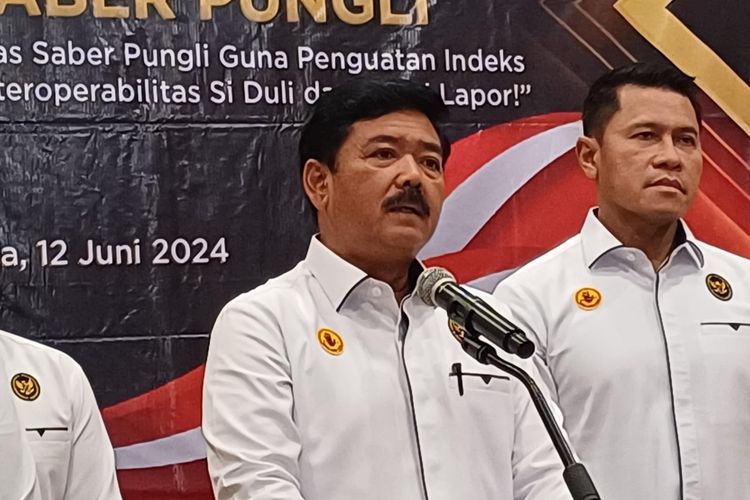 Menteri Koordinator (Menko) Bidang Politik Hukum dan Keamanan (Polhukam) Hadi Tjahjanto usai acara Rakernas Satgas Saber Pungli di Kawasan Jakarta Pusat, Rabu (12/6/2024).