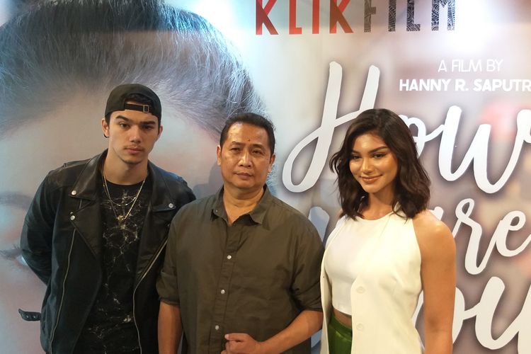 Aktor Jeff Smith, sutradara Hanny R. Saputra, dan aktris Jihane Almira saat jumpa pers film How Are You Really? di kantor Falcon Pictures, di kawasan Duren Tiga, Jakarta Selatan, Senin (11/7/2022).