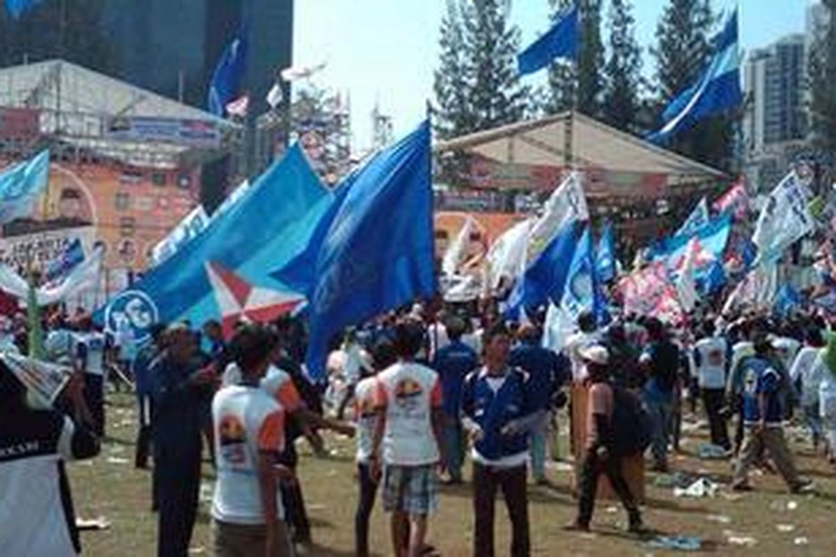 Massa pendukung pasangan calon Gubernur dan Wakil Gubernur DKI Jakarta, Fauzi Bowo dan Nachrowi Ramli, memadati areal kampanye akbar pasangan urut nomor 1 itu di GOR Soemantri Brodjonegoro, Sabtu (30/6/2012).