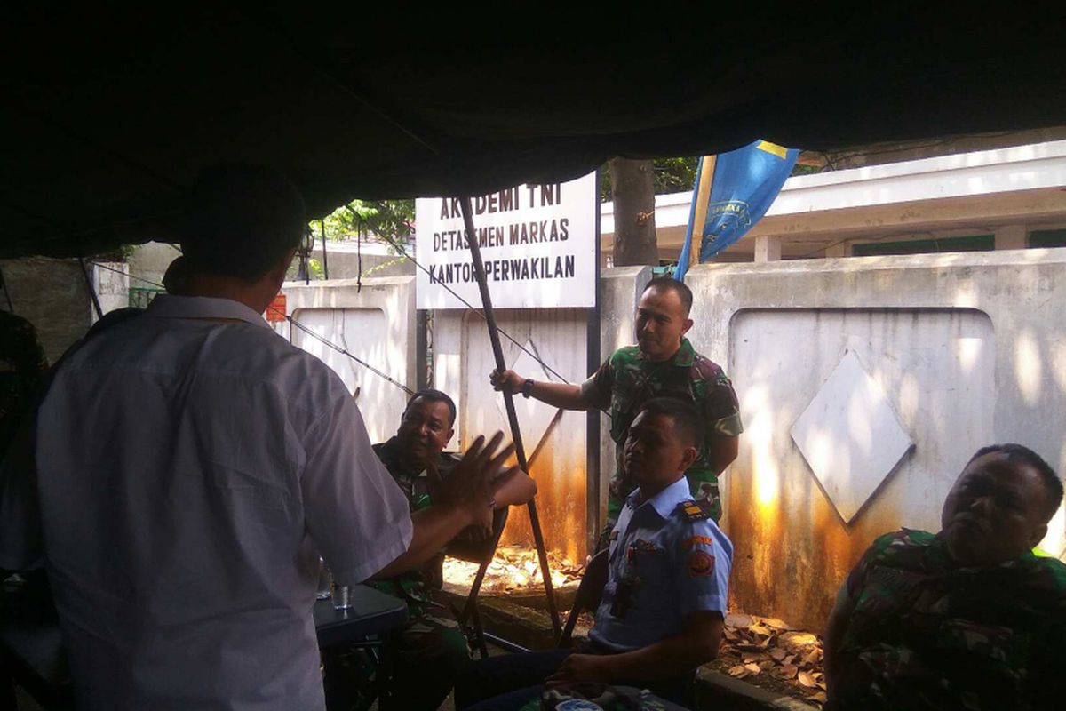 Anggota TNI adu mulut dengan warga di Komplek Akabri, Menteng Pulo, Setiabudi, Jakarta Selatan, Kamis (14/9/2017).