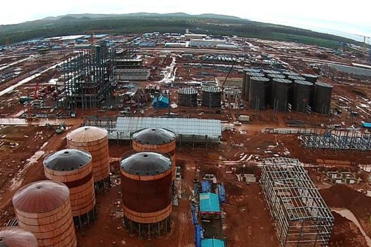 Pabrik pengolahan dan pemurnian bauksit PT Well Harvest Winning Alumina Refinary (WHW), di Kabupaten Ketapang, Kalimantan Barat. Rencananya pabrik ini mampu memproduksi smelter grade alumina (SGA) sebanyak 4 juta ton per tahun.

