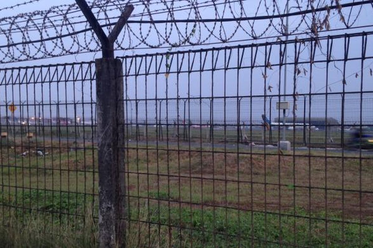 Tampak lahan yang ada di samping Jalan Perimeter Utara Bandara Soekarno-Hatta, Tangerang, Senin (16/11/2015). Lahan yang merupakan bagian dari Desa Rawa Rengas ini rencananya akan dibebaskan menyusul rencana perluasan landasan pacu atau runway ke tiga bandara. 