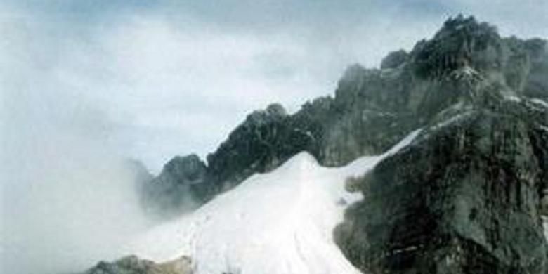 Puncak Carstensz Pegunungan Jayawijaya yang selalu bersalju