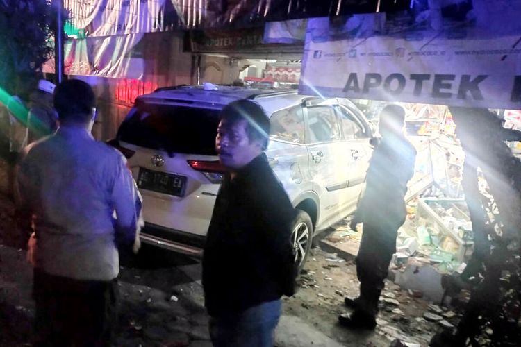 Mobil Toyota Rush menyeruduk sebuah apotek di Desa Tlogo, Kecamatan Kanigoro, Kabupaten Blitar karena pengemudi tertidur, Kamis (2/12/2021)
