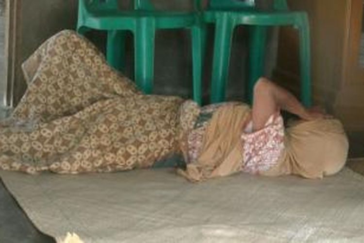 Nek Maneh hanya tergolek di depan rumahnya yang sederhana di Banda Aceh, Sabtu (8/12/2013).