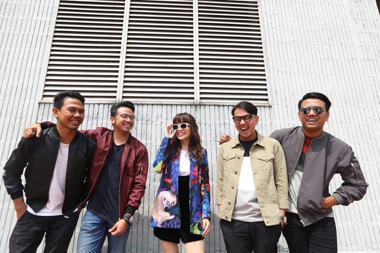 Grup band Geisha berpose usai wawancara di Kantor Kompas Gramedia, Palmerah Selatan, Jakarta (20/5/2017). Geisha berbagi cerita tentang single pertama mereka dengan judul Cinta Itu Kamu dari album terbarunya.