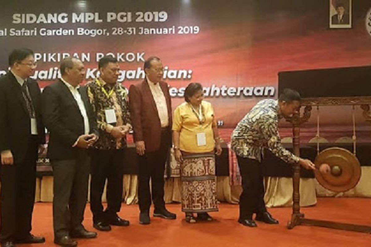 Menteri Agama Lukman Hakim memukul gong tanda dimulainya sidang Majelis Pekerja Lengkap (MPL) Persekutuan Gereja Indonesia (PGI) di Kota Bogor, Senin (28/1/2019).
