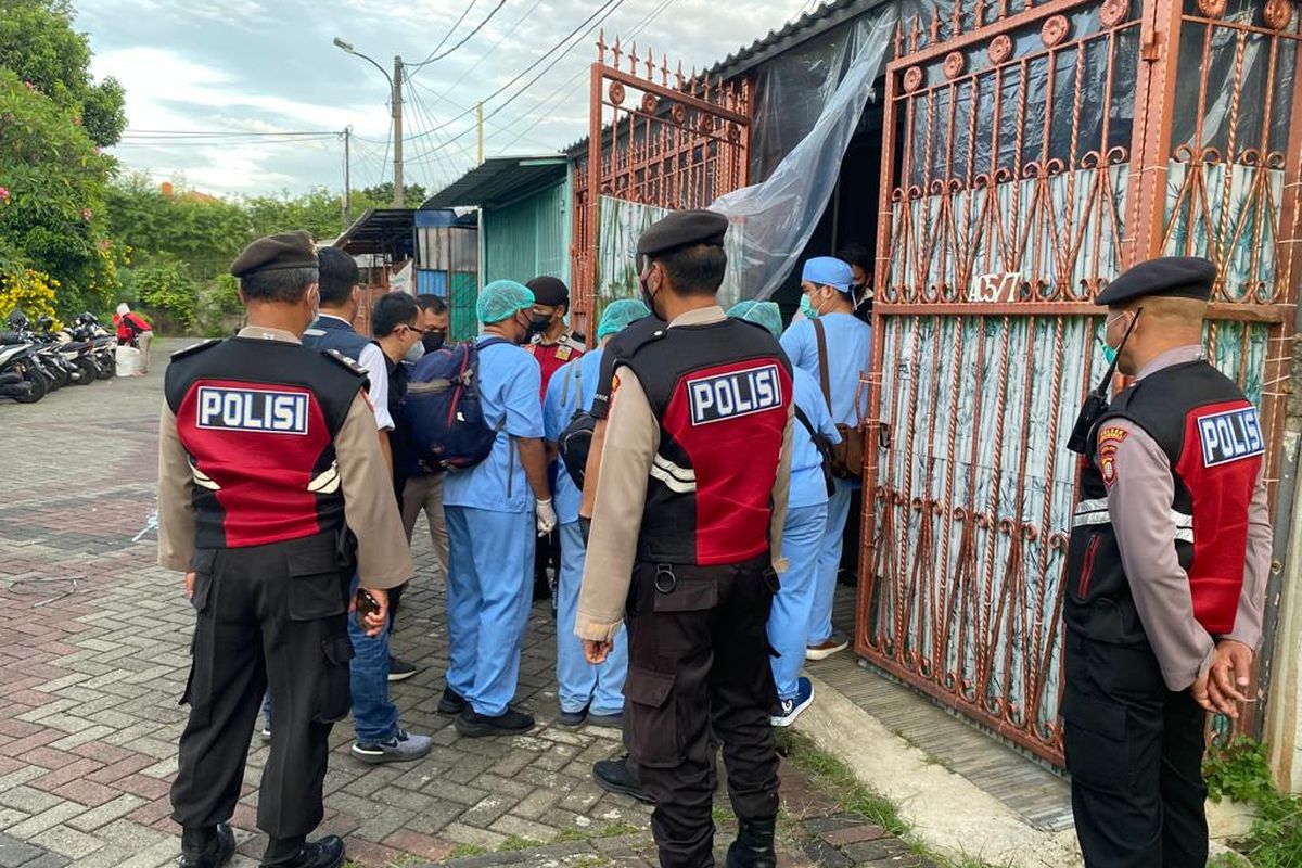 Polisi dan tim gabungan melakukan olah tempat kejadian perkara (TKP) di kawasan Kalideres, Jakarta Barat pada Rabu (16/11/2022). Upaya ini dilakukan guna menyelidiki kasus tewasnya satu keluarga secara misterius. 