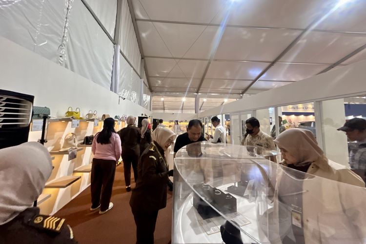 Suasana pengunjung yang mendatangi pameran BPA Fair 2026 untuk melihat barang-barang mewah yang dipamerkan.